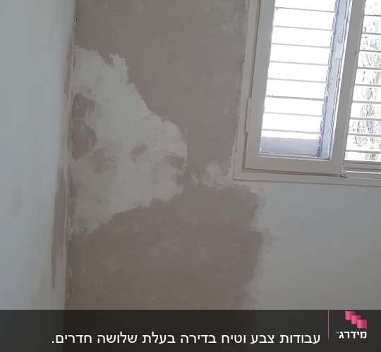 קיר עם טיח מתקלף ליד חלון